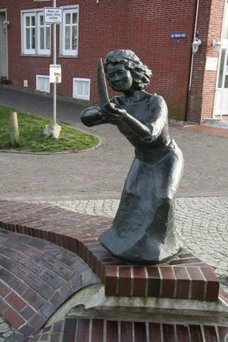 Bronzefigur im Ortskern