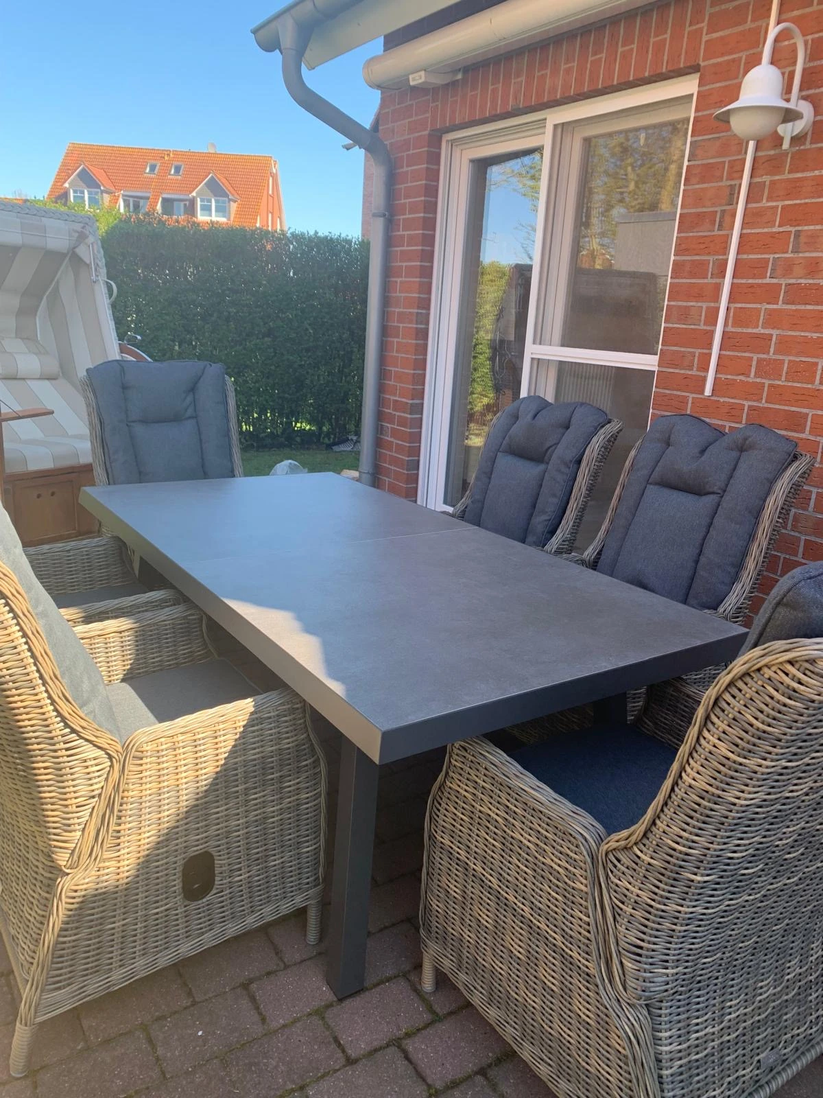 Terrassenbereich mit Gartenmöbeln
