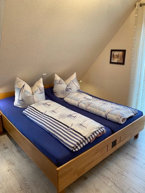 Schlafzimmer mit Doppelbett