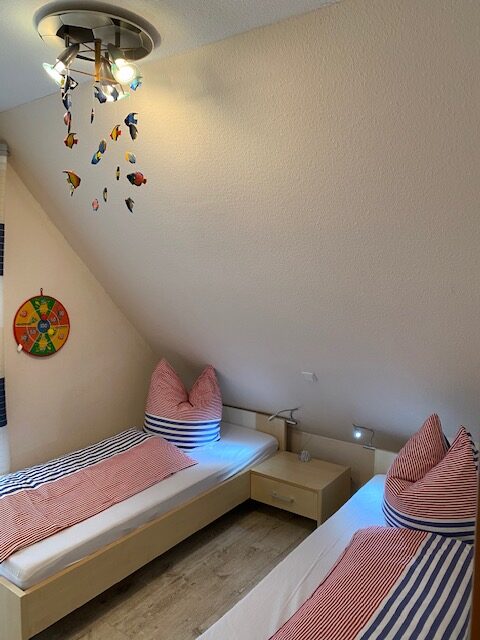 Schlafzimmer mit zwei Einzelbetten